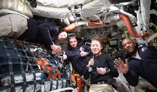 Cú hạ cánh nghẹt thở, phi hành đoàn Artemis II hoàn thành sứ mệnh khám phá Mặt Trăng