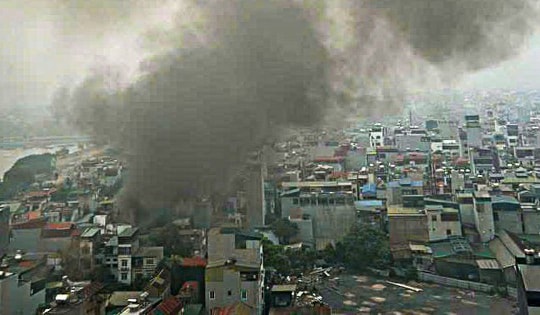 Cháy kho trong ngõ nhỏ Bùi Xương Trạch, khói đen bốc cao dày đặc