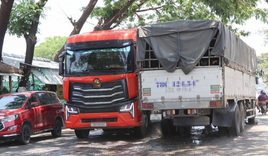 Người dân bất an khi lưu thông trên Quốc lộ 27 chật hẹp, xuống cấp, nhiều xe tải