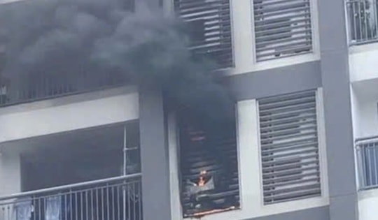 TPHCM: Cháy căn hộ tầng 10 ở chung cư cao tầng trên đường Nguyễn Hữu Cảnh