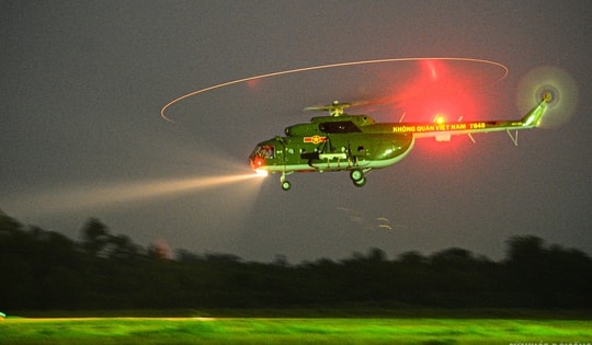 Khi trực thăng 'vẽ lửa' trên bầu trời đêm