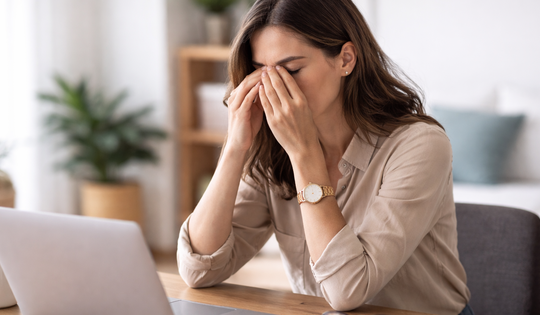 Mỏi mắt do dùng màn hình nhiều cần bổ sung vitamin nào?