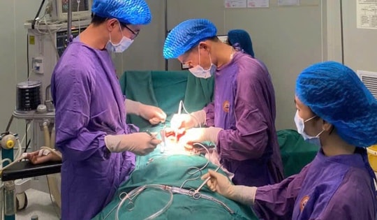 Cứu sống bệnh nhân 79 tuổi thủng đại tràng, viêm phúc mạc nguy kịch