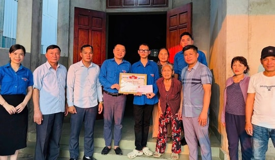 Khen thưởng nam sinh lớp 10 cứu 2 người giữa dòng xoáy ở biển Cửa Lò