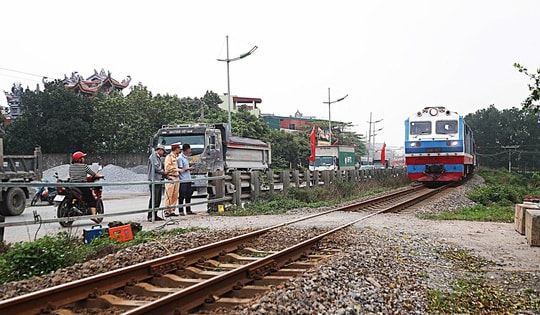 CSGT bí mật ghi hình vi phạm giao thông đường sắt
