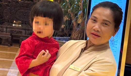 Người phụ nữ chở bé gái đến cổng đền Xã Tắc rồi bỏ lại