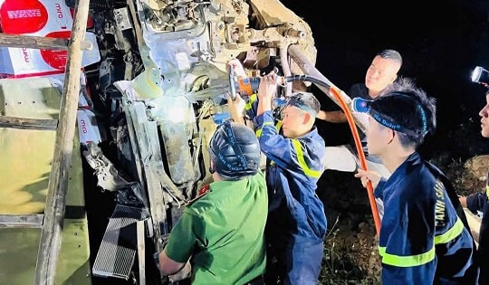 Tuyên Quang: Xuyên đêm giải cứu tài xế mắc kẹt dưới vực sâu 80m