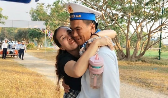 Cuộc thăm gặp ấm cúng dành cho các chiến sĩ hải quân mới