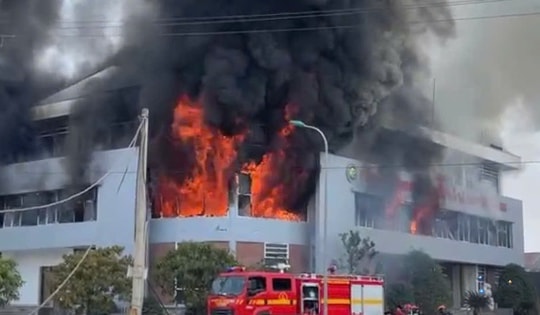 Hà Tĩnh: Cháy lớn tại khu trưng bày công ty gỗ, khói bốc cao hàng chục mét