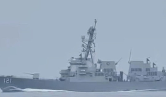 Iran công bố video buộc tàu chiến Mỹ rút khỏi eo biển Hormuz