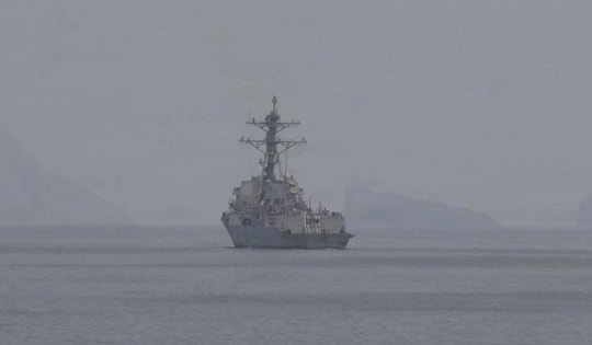 Loạt tàu khu trục Mỹ tiến hành rà phá thủy lôi ở eo biển Hormuz