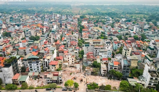 Người dân tháo dỡ tài sản bàn giao mặt bằng xây "siêu cầu" 20.000 tỷ đồng