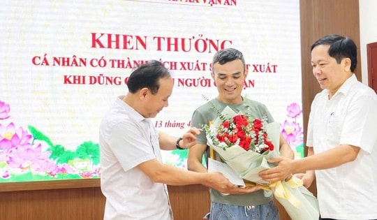 Khen thưởng người đàn ông dũng cảm lao xuống sông Lam cứu hai mẹ con