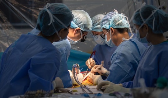 Bệnh khớp háng trẻ hóa, chuyên gia cảnh báo lạm dụng corticoid