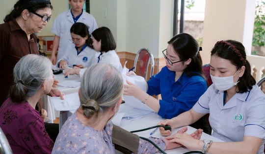 Tiếp sức ngư dân bám biển từ những tủ thuốc nghĩa tình