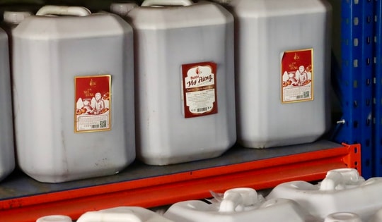 Phát hiện cơ sở chứa gần 9.000 lít rượu táo mèo, rượu mơ... đựng trong can nhựa, dán nhãn sơ sài