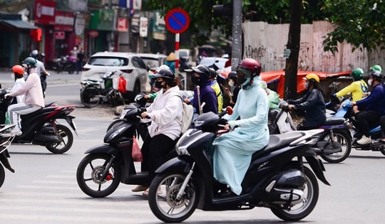 Nắng nóng 41 độ ngay đầu mùa là hiện tượng ít gặp trong 10 năm trở lại đây