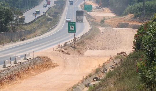Hàng trăm công nhân miệt mài thi công mở rộng cao tốc Cam Lộ - La Sơn giữa nắng nóng như đổ lửa