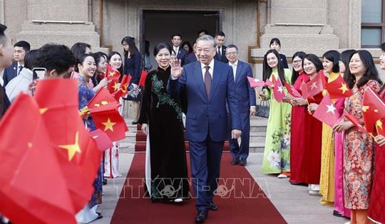 Tổng Bí thư, Chủ tịch nước Tô Lâm và Phu nhân gặp gỡ cán bộ nhân viên đại sứ quán và đại diện cộng đồng người Việt Nam tại Trung Quốc