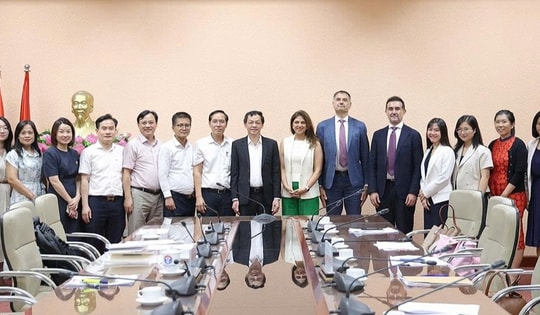 
Thứ trưởng Nguyễn Tri Thức tiếp, làm việc với Giám đốc Toàn cầu phụ trách Vắc xin, Tập đoàn Sanofi