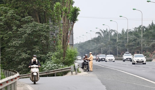 Xe máy 'tranh đường' với ô tô trên đại lộ Thăng Long bị phạt nặng, trừ điểm GPLX