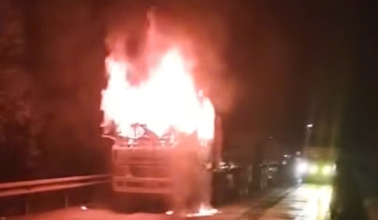 Xe đầu kéo biển số nước ngoài bốc cháy khi đang lưu thông