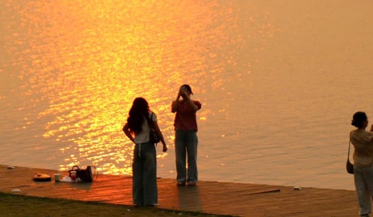 Nắng nóng gay gắt, người dân tìm đến bờ sông Hương giải nhiệt, 'săn' hoàng hôn