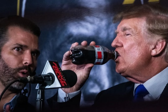 Bác sĩ Mehmet Oz: Ông Trump tin nước ngọt diệt được tế bào ung thư vì chúng 'giết chết cỏ'