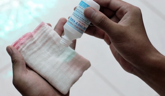 Vì sao không nên dùng oxy già để sát trùng vết thương thông thường?