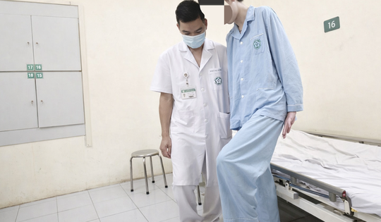 Nam sinh bị liệt vận động do thói quen ngồi khoanh chân