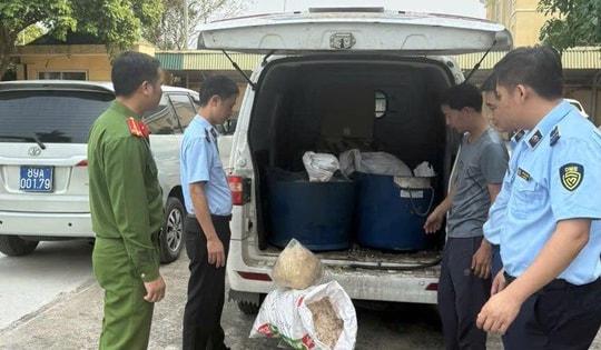 Gần nửa tấn bì lợn, mỡ lợn ôi thiu được phát hiện trong xe ô tô