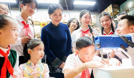 Phu nhân Ngô Phương Ly thăm Trung tâm Giao lưu khoa học văn hóa thanh thiếu niên Tống Khánh Linh