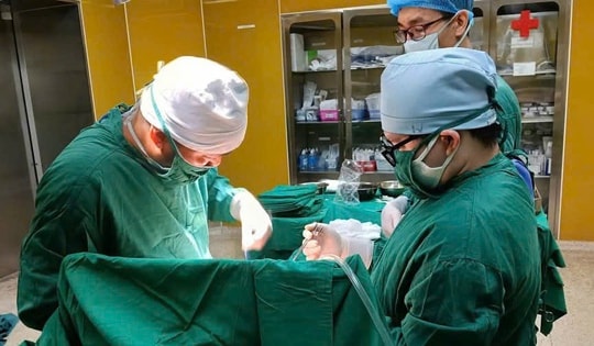 Cứu sống người đàn ông bị thủng đường tiêu hóa nhiều lần ở Quảng Ninh