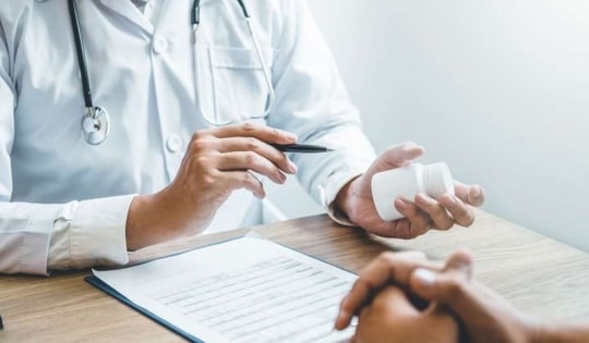 Kê đơn, gợi ý chuyển người bệnh tới cơ sở khác nhằm trục lợi: Phạt đến 10 triệu đồng, tước chứng chỉ hành nghề