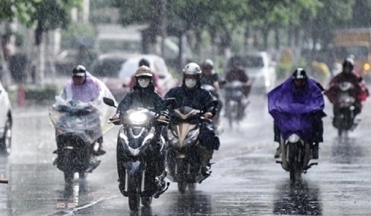 Nhiều khu vực chuyển mưa dông từ chiều tối nay, cảnh báo lũ quét và sạt lở đất.