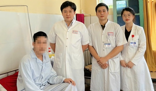 Nội soi gắp 3 bàn chải đánh răng trong bụng nam thanh niên