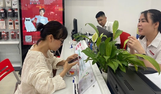 Nguy cơ bị khóa sim từ 15/4: Người dân Hà Nội vội vàng đi xác thực thuê bao