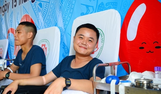 Chiến sĩ mới Sư đoàn 365 hào hứng hiến máu tình nguyện