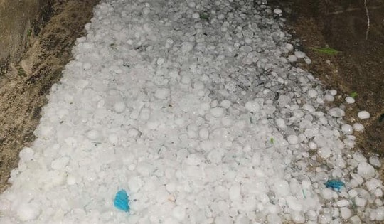 4 người bị thương, hàng trăm nhà bị hỏng do mưa đá to như cái chén ở Lào Cai