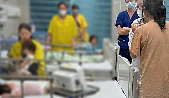 Bố mẹ hoảng loạn bế con 3 tuổi co giật cầu cứu, CSGT hành động kịp thời