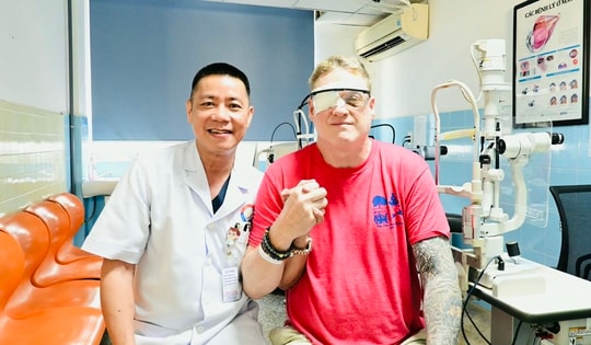 Không thể chờ 9 tháng mới được mổ, đầu bếp Mỹ thực hiện hành trình 'xuyên đại dương' đi tìm ánh sáng