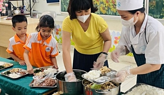 TPHCM siết an toàn thực phẩm bữa ăn học đường trong mùa nắng nóng