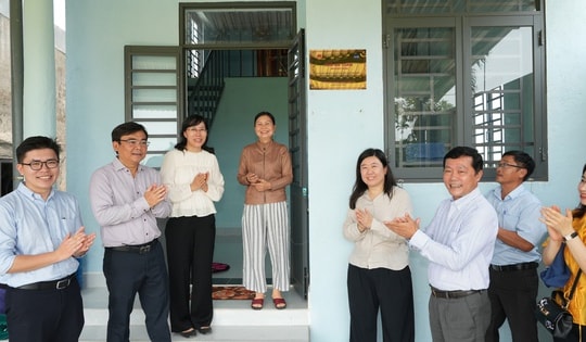 Bàn giao nhà an toàn cho người dân vùng lũ tỉnh Đắk Lắk