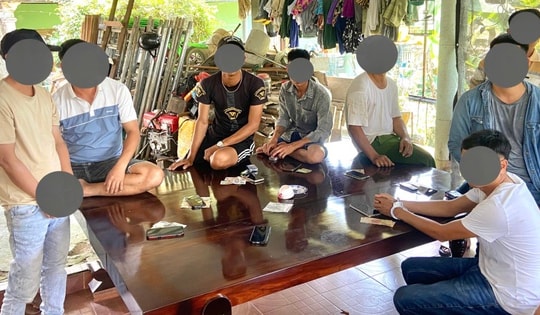 Phát hiện 8 người dùng vỏ hạt dưa đánh bạc