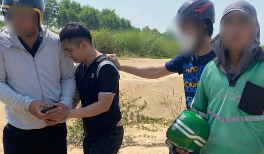 Giả vờ gọi điện, thanh niên cướp iPhone của tài xế Grab rồi bỏ chạy