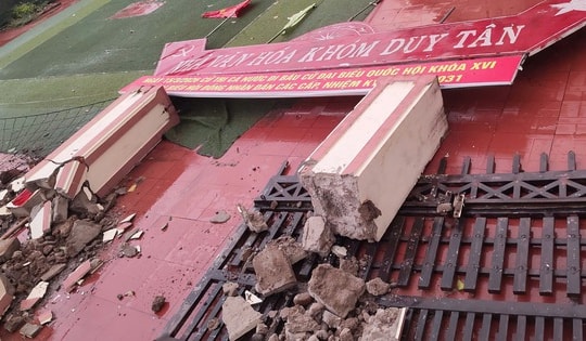 Nhiều nhà dân, công trình công cộng ở Quảng Trị bị hư hại sau trận lốc xoáy