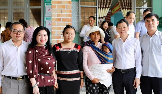 Đoàn công tác Bộ Y tế thăm, tặng quà cơ sở y tế và trẻ em có hoàn cảnh khó khăn ở Đắk Lắk