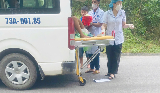 Bác sĩ giúp sản phụ 'vượt cạn' trên xe cứu thương