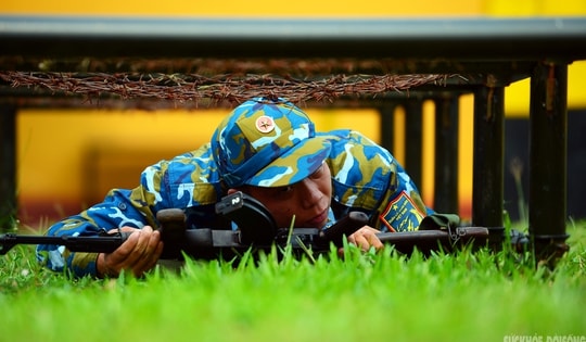 Lính tên lửa làm gì trên thao trường?