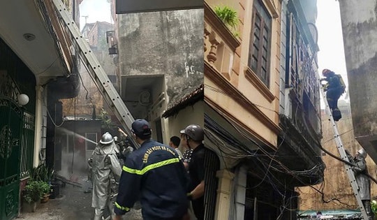 Hơn 20 chiến sĩ PCCC Hà Nội dập lửa, cứu người trong vụ cháy nhà dân lúc rạng sáng